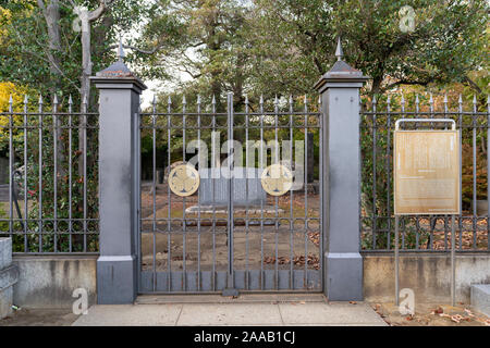 Tombe de Yoshinobu Tokugawa (1837 - 1913), cimetière Yanaka, Taito-Ku, Tokyo, Japon. Il est 15e et dernier shogun du shogunat Tokugawa. Banque D'Images