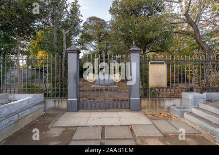 Tombe de Yoshinobu Tokugawa (1837 - 1913), cimetière Yanaka, Taito-Ku, Tokyo, Japon. Il est 15e et dernier shogun du shogunat Tokugawa. Banque D'Images