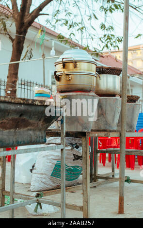 Oeufs de Poulet mijoté avec des embryons dans Cambodin street restaurant Banque D'Images