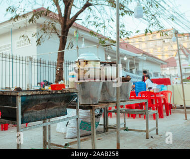 Oeufs de Poulet mijoté avec des embryons dans Cambodin street restaurant Banque D'Images
