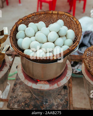 Oeufs de Poulet mijoté avec des embryons dans Cambodin street restaurant Banque D'Images