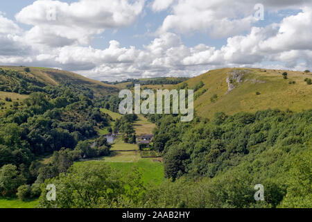 Monsal Dale, Peak District National Park, Derbyshire Angleterre Royaume-Uni, belle campagne anglaise vue panoramique paysage rural britannique rivière Wye vallée Banque D'Images