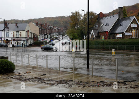 De fortes pluies provoquant des inondations de Chesterfield Road, Sheffield England UK, 7 novembre 2019 Banque D'Images