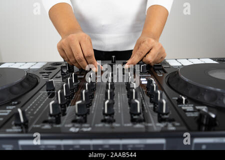 Mains de mixage DJ pistes sur ingénieur du son professionnel à la mode.bagues sur les doigts des disc-jockey à jouer de la musique.Libre,boutons et les organismes de réglementation à Banque D'Images