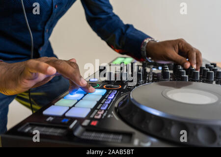 Beat machine appareil pour la musique électronique Techno dj compositeur.jouer avec les pistes musicales et de remix drum machine moderne.Les professionnels du son Banque D'Images