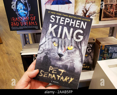 Montréal, Canada - le 23 octobre 2019 : Une main tenant un livre de Stephen King Pet Sematary. Stephen King est un célèbre auteur de fictio surnaturel Banque D'Images