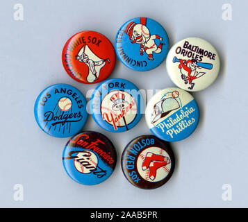 Collection de petits boutons souvenirs illustrant les logos d'équipes de Ligue Majeure de Baseball à ils app[hibou dans les années 1950, époque des années 60. Banque D'Images