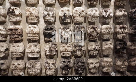 Tzompantli excavé, l'autre sage connu sous le nom de Cœur de crâne crâne de rack ou bannière sacrifices méso-américain au Templo Mayor, Mexico. Banque D'Images