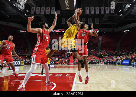 College Park, Maryland, USA. 19 Nov, 2019. Guard ERIC AYALA (5) est encrassé Au cours de la partie tenue à Eurosport France Centre, College Park, Maryland. Credit : Amy Sanderson/ZUMA/Alamy Fil Live News Banque D'Images