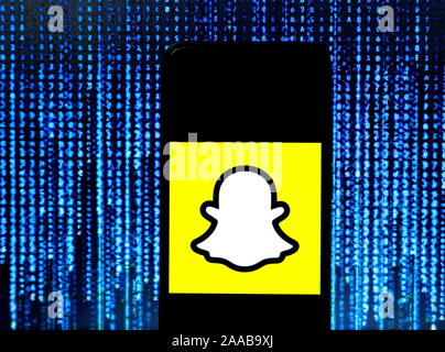 Sur cette photo, l'illustration d'une application de messagerie multimédia logo Snapchat vu affichée sur un smartphone. Banque D'Images