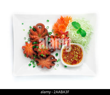 Le poulpe frit dans une sauce soja Sauce épicée de Fruits de Mer Servi plat hors-d'aliments de rue asiatique Style vue supérieure Banque D'Images