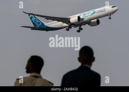Dubaï, Émirats arabes unis. 18 Nov, 2019. L'Airbus A330 neo widebody jetliner effectue au cours de la deuxième journée de la Dubai International Airshow-2019. Credit : SOPA/Alamy Images Limited Live News Banque D'Images