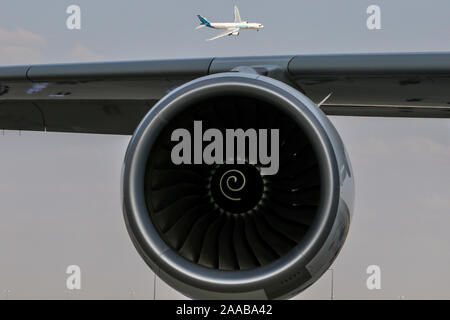 Dubaï, Émirats arabes unis. 18 Nov, 2019. L'Airbus A330 neo widebody jetliner vole avec un moteur à réaction sur l'avant-plan affiché durant le deuxième jour de la Dubai International Airshow-2019. Credit : SOPA/Alamy Images Limited Live News Banque D'Images
