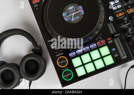 Contrôleur DJ audio moderne noir Vue de dessus Banque D'Images