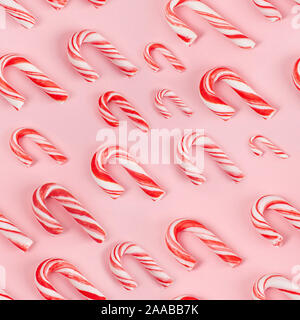 Des cannes de bonbon sur fond rose - modèle logique Banque D'Images