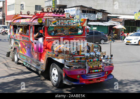 La ville de Cebu, aux Philippines. 21 Nov, 2019. À compter de janvier 2018, le ministère des Transports aux Philippines a lancé une initiative pour supprimer les anciens véhicules Jeepney iconique qui avaient 15 ans à partir de la rue dans le cadre du programme de modernisation des transports. Dans une déclaration récente de l'DOTr cependant, cela a été assouplies en raison principalement de la plaintes des opérateurs Jeepney se permettre les mises à niveau ou acheter des unités modernes.Les anciens véhicules seront désormais en mesure de fonctionner à condition qu'ils soient en mesure de répondre à des tests de sécurité et de contrôle technique. Credit : gallerie2/Alamy Live News Banque D'Images