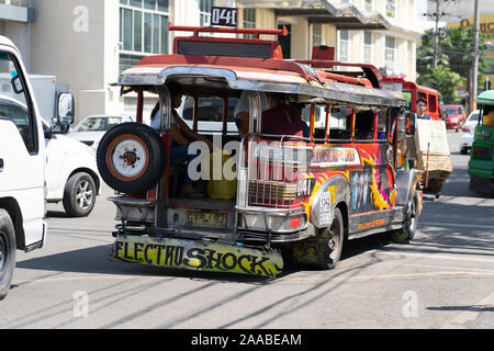 La ville de Cebu, aux Philippines. 21 Nov, 2019. À compter de janvier 2018, le ministère des Transports aux Philippines a lancé une initiative pour supprimer les anciens véhicules Jeepney iconique qui avaient 15 ans à partir de la rue dans le cadre du programme de modernisation des transports. Dans une déclaration récente de l'DOTr cependant, cela a été assouplies en raison principalement de la plaintes des opérateurs Jeepney se permettre les mises à niveau ou acheter des unités modernes.Les anciens véhicules seront désormais en mesure de fonctionner à condition qu'ils soient en mesure de répondre à des tests de sécurité et de contrôle technique. Credit : gallerie2/Alamy Live News Banque D'Images