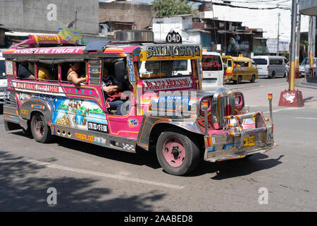 La ville de Cebu, aux Philippines. 21 Nov, 2019. À compter de janvier 2018, le ministère des Transports aux Philippines a lancé une initiative pour supprimer les anciens véhicules Jeepney iconique qui avaient 15 ans à partir de la rue dans le cadre du programme de modernisation des transports. Dans une déclaration récente de l'DOTr cependant, cela a été assouplies en raison principalement de la plaintes des opérateurs Jeepney se permettre les mises à niveau ou acheter des unités modernes.Les anciens véhicules seront désormais en mesure de fonctionner à condition qu'ils soient en mesure de répondre à des tests de sécurité et de contrôle technique. Credit : gallerie2/Alamy Live News Banque D'Images