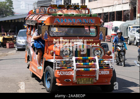 La ville de Cebu, aux Philippines. 21 Nov, 2019. À compter de janvier 2018, le ministère des Transports aux Philippines a lancé une initiative pour supprimer les anciens véhicules Jeepney iconique qui avaient 15 ans à partir de la rue dans le cadre du programme de modernisation des transports. Dans une déclaration récente de l'DOTr cependant, cela a été assouplies en raison principalement de la plaintes des opérateurs Jeepney se permettre les mises à niveau ou acheter des unités modernes.Les anciens véhicules seront désormais en mesure de fonctionner à condition qu'ils soient en mesure de répondre à des tests de sécurité et de contrôle technique. Credit : gallerie2/Alamy Live News Banque D'Images