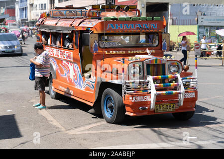 La ville de Cebu, aux Philippines. 21 Nov, 2019. À compter de janvier 2018, le ministère des Transports aux Philippines a lancé une initiative pour supprimer les anciens véhicules Jeepney iconique qui avaient 15 ans à partir de la rue dans le cadre du programme de modernisation des transports. Dans une déclaration récente de l'DOTr cependant, cela a été assouplies en raison principalement de la plaintes des opérateurs Jeepney se permettre les mises à niveau ou acheter des unités modernes.Les anciens véhicules seront désormais en mesure de fonctionner à condition qu'ils soient en mesure de répondre à des tests de sécurité et de contrôle technique. Credit : gallerie2/Alamy Live News Banque D'Images