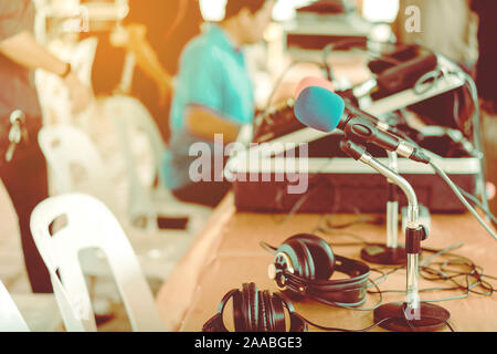 Deux microphones avec éponges bleu et rouge sur un support placé avec écouteurs sur la table avec l'image du barbouillage du technicien audio a été l'installation et le sev Banque D'Images