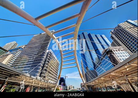 Des gratte-ciel et une promenade dans le ciel passent à l'intersection Sathorn-Narathiwas à Bangkok. Banque D'Images