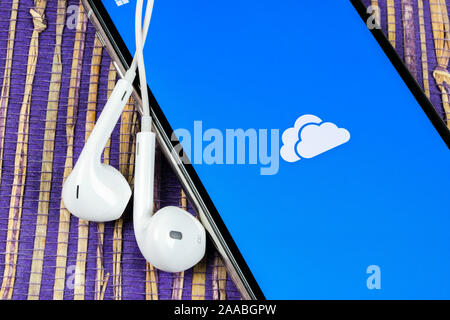 Helsinki, Finlande, le 4 mai 2019 : l'icône de l'application Microsoft OneDrive sur Apple iPhone écran X close-up. Microsoft onedrive icône de l'application. O Microsoft Office Banque D'Images