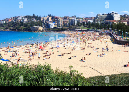 Sydney, Australie - 24 mars 2013 : Sydney, Australie - 13 mars 2013 : la plage de Bondi sur un week-end ensoleillé, occupé. La plage est célèbre dans le monde entier. Banque D'Images