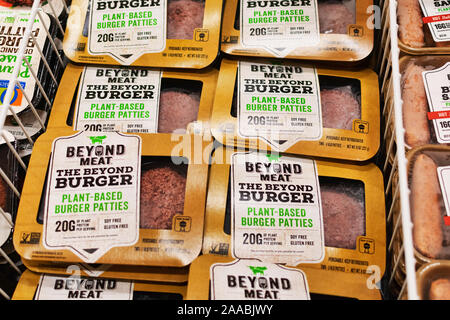 Au-delà de la viande à base de plantes de la marque au-delà de Burger végétalien forfaits disponibles pour les clients dans la section de viande épicerie Safeway - Cupertino, Californie, USA - 20 juin 2019 Banque D'Images