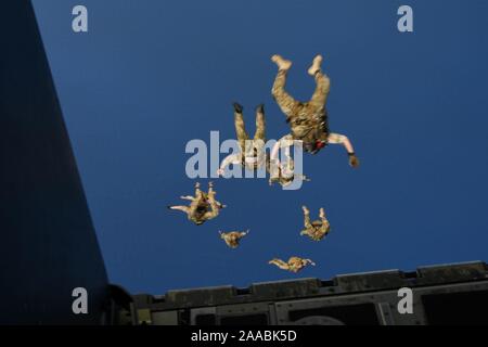 Aviateurs affectés à la 320th Special Tactics Squadron sauter d'un 17e Escadron d'opérations spéciales MC-130J Commando II lors de la formation militaire en chute libre à l'Atoll de Kwajalein 16 Novembre, 2019. Le saut de la formation a été une partie essentielle de l'exercice pacifique Gryphon 20-1. Les Aviateurs SOG 353a effectué d'autres compétences pour tirer profit de l'occasion de parfaire les capacités militaires de chute libre. (U.S. Photo de l'Armée de l'air par le sergent. Benjamin Sutton) Banque D'Images