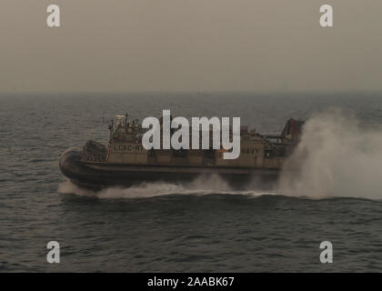 Baie du Bengale (nov. 19, 2019) Un bateau de débarquement, d'un coussin d'air, affectés à la plage de la Marine (BNU), 7 transits pour un atterrissage plage de l'île de Whidbey-class landing ship dock USS Germantown (LSD 42), avec les Marines américains, du 2e Bataillon, 2e Régiment de Marines, actuellement affecté à la 3e Division de marines, pendant Tiger TRIUMPH. TRIUMPH Tiger aux États-Unis et donne les forces indiennes l'occasion d'échanger des connaissances et d'apprendre les uns des autres ainsi que d'établir des relations personnelles et professionnelles. (U.S. Photo par marine Spécialiste de la communication de masse 1re classe Toni Burton) Banque D'Images