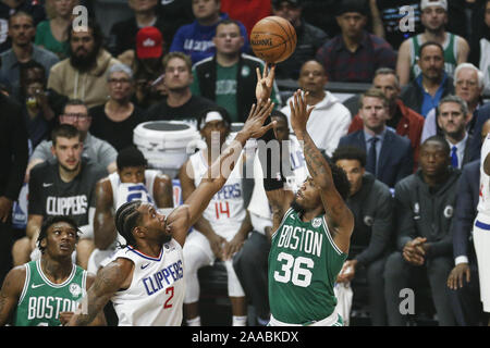 Los Angeles, Californie, USA. 20 Nov, 2019. Boston Celtics' Marcus Smart (36) contre les Los Angeles Clippers' Kawhi Leonard (2) au cours d'un match de basket NBA entre les Los Angeles Clippers et les Boston Celtics, le mercredi, Novembre 20, 2019, dans la région de Los Angeles. Ringo : crédit Chiu/ZUMA/Alamy Fil Live News Banque D'Images