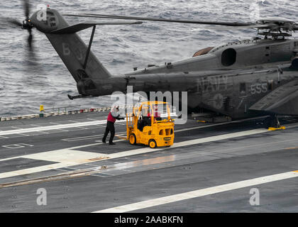 Océan Atlantique (nov. 18, 2019) marins affectés à l'USS Gerald R. Ford (CVN 78) Ministère de l'air se préparent à retirer les équipements d'un MH-53E Sea Dragon, attaché à l'avant-garde de "l'hélicoptère Escadron contre les mines (HM), 14 sur Ford de poste de pilotage. Ford est actuellement en cours d'effectuer une cuisson indépendante de l'exercice. (U.S. Photo par marine Spécialiste de la communication de masse 2e classe Ryan Seelbach) Banque D'Images