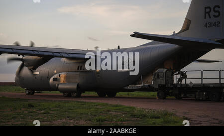 Les aviateurs américains déployés à l'appui de la Force opérationnelle interarmées - Corne de l'Afrique se décharger un C-130J Hercules affecté à la 75e Escadron expéditionnaire de la SAE (75e) en Afrique de l'Est, le 31 mai 2019. Le 75e Groupe EAS prend en charge de l'Afrique avec Force-Horn les évacuations sanitaires, les secours en cas de catastrophe humanitaire, et les opérations de largage. (U.S. Photo de l'Armée de l'air par le sergent. Les enfers D. Lundborg) Banque D'Images