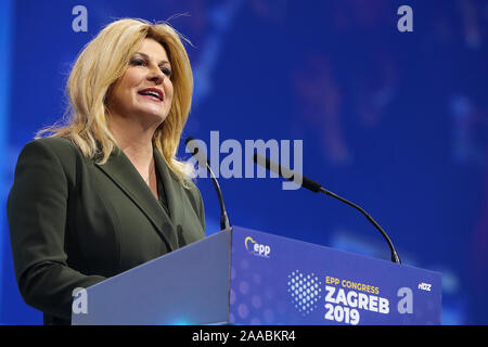 (191121) -- ZAGREB, le 21 novembre 2019 (Xinhua) -- Le Président croate Kolinda Grabar-Kitarovic donne un discours à la première journée du Parti Populaire Européen (PPE) le congrès à Zagreb, Croatie, 20 novembre, 2019. Ppe sortant élu président du Conseil européen, Donald Tusk en tant que son nouveau chef au congrès annuel ici le mercredi soir. (Goran Evergreen/Pixsell via Xinhua) Banque D'Images