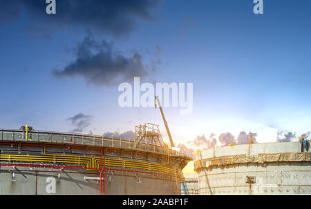 Site de construction industrielle de pétrole et de gaz, d'immenses réservoirs de stockage d'huile ,Heavy Construction machine construction avec les travailleurs. Banque D'Images