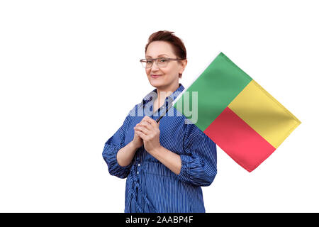 Bénin drapeau. Woman holding Bénin drapeau. Beau portrait de femme d'âge moyen 40 50 ans la tenue d'un grand drapeau isolé sur fond blanc. Banque D'Images