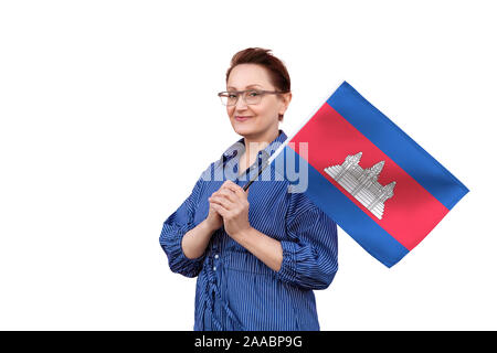 Drapeau du Cambodge. Femme tenant un drapeau cambodgien. Beau portrait de femme d'âge moyen 40 50 ans la tenue d'un grand drapeau isolé sur fond blanc. Banque D'Images