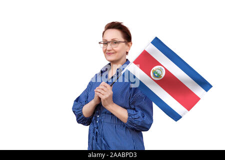 Costa Rica drapeau. Femme tenant un drapeau du Costa Rica. Beau portrait de femme d'âge moyen 40 50 ans la tenue d'un grand drapeau isolé sur fond blanc. Banque D'Images