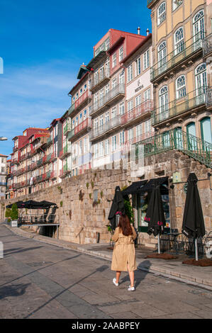 Vieilles maisons colorées de la place Ribeira, situé le long de la rivière Douro, dans le centre historique de Porto, Portugal Banque D'Images