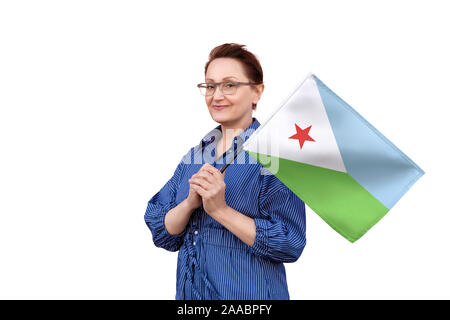 Djibouti drapeau. Femme tenant le drapeau de Djibouti. Beau portrait de femme d'âge moyen 40 50 ans la tenue d'un grand drapeau isolé sur fond blanc. Banque D'Images