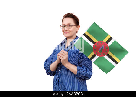 Dominique drapeau. Femme tenant un drapeau République Dominicaine. Beau portrait de femme d'âge moyen 40 50 ans la tenue d'un grand drapeau isolé sur fond blanc. Banque D'Images