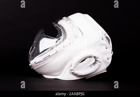 Casque de boxe blanc, coiffures modernes isolated on black Banque D'Images