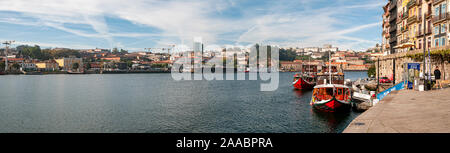 Panorama du fleuve Douro, avec une vue partielle de Porto (à droite), et de Vila Nova de Gaia (à gauche), à partir de la place Ribeira pier, Porto, Portugal. Banque D'Images