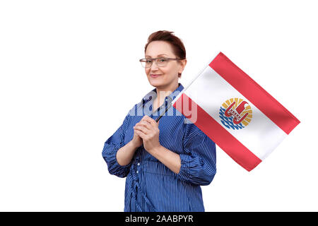 Drapeau de la Polynésie française. Beau portrait de femme d'âge moyen 40 50 ans la tenue d'un grand drapeau isolé sur fond blanc. Banque D'Images