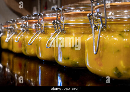 Accueil faites dans des bocaux kilner piccalilli Banque D'Images