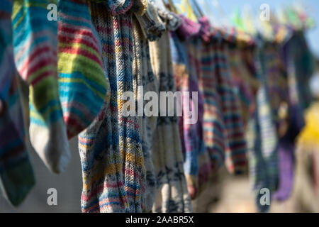 Chaussettes de laine coloré le séchage, rattaché à l'étendoir. Banque D'Images