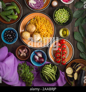 Millet soufflé, carottes fraîches, légumes de saison, frais et de saison, végétarienne saine, une alimentation saine Banque D'Images