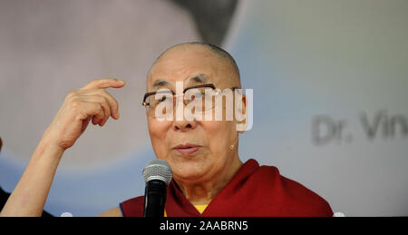 Le chef spirituel tibétain le Dalaï Lama offrant une conférence sur l'éthique universelle à l'India International Centre, à New Delhi le jeudi 21 novembre Banque D'Images