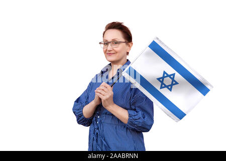 Drapeau d'Israël. Femme tenant un drapeau israélien. Beau portrait de femme d'âge moyen 40 50 ans la tenue d'un grand drapeau isolé sur fond blanc. Banque D'Images